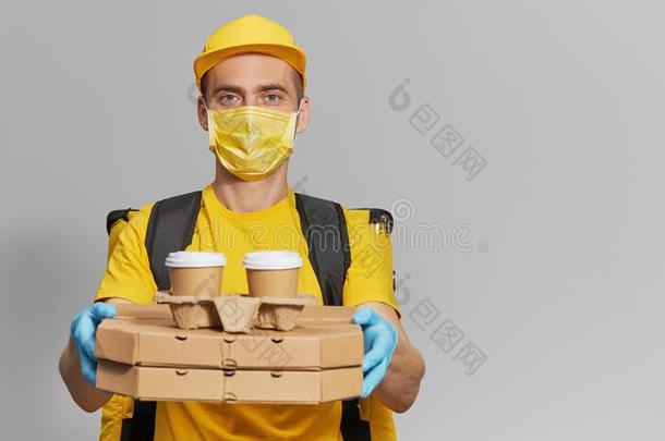 包装向指已提到的人门.旅游团的服务员采用黄色的制服,保护的面具