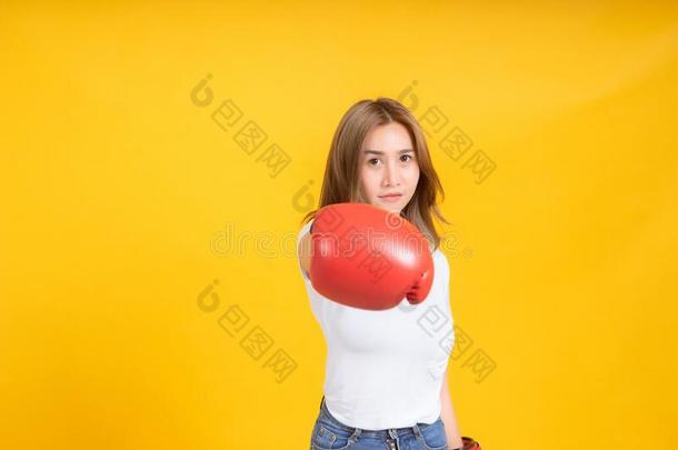 肖像幸福的年幼的亚洲人女人和拳击手<strong>套用</strong>拳猛击打