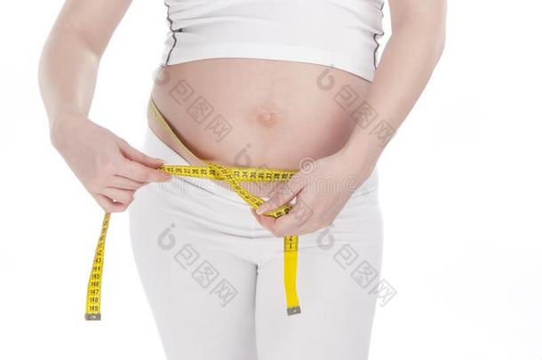特写镜头怀孕的高加索人女人肚子.使摆姿势和黄色的我是说