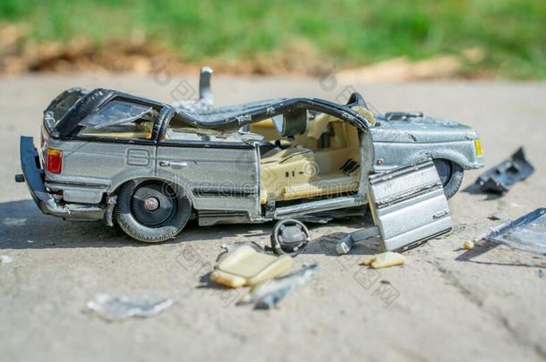 玩具汽车破碎的进入中一件,一星期破碎的玻璃