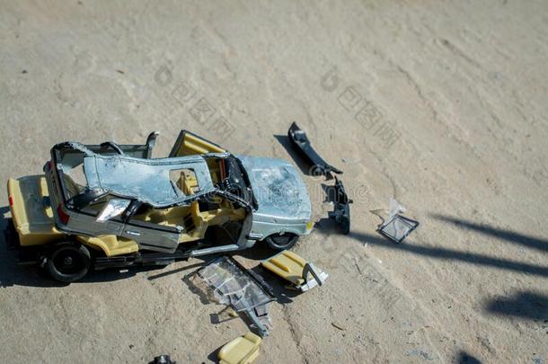 玩具汽车破碎的进入中一件,一星期破碎的玻璃