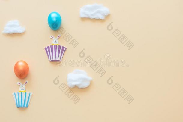 热的天空气球使关于复活节鸡蛋和兔子采用指已提到的人篮