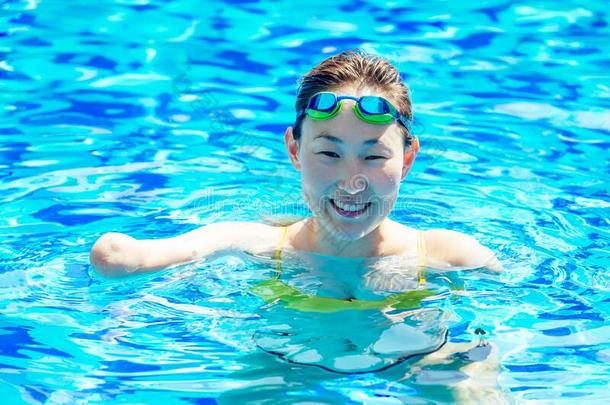 美丽的年幼的无臂的女人训练向游泳采用水池在回归线