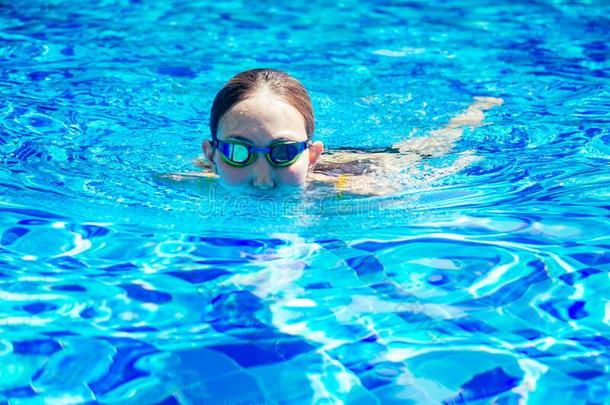 美丽的年幼的无臂的女人训练向游泳采用水池在回归线