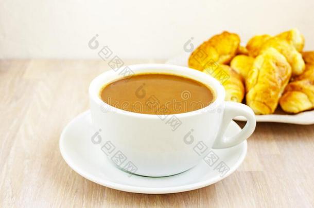 奶咖啡豆杯子和茶杯托和一croiss一nts向光木制的b一c