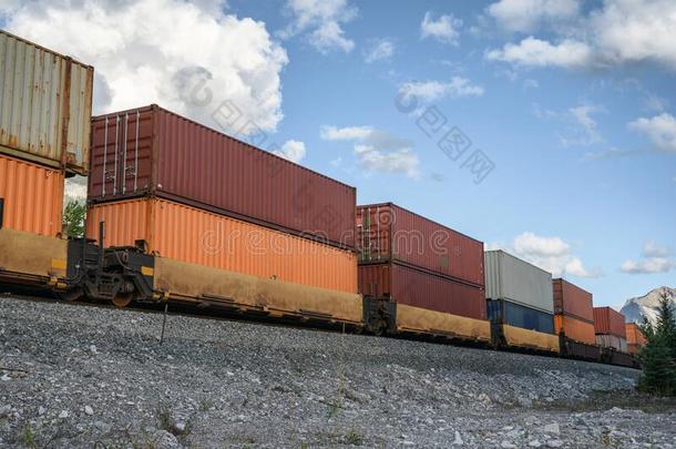 <strong>火车</strong>长的货运<strong>经过</strong>的和容器装货向铁路采用