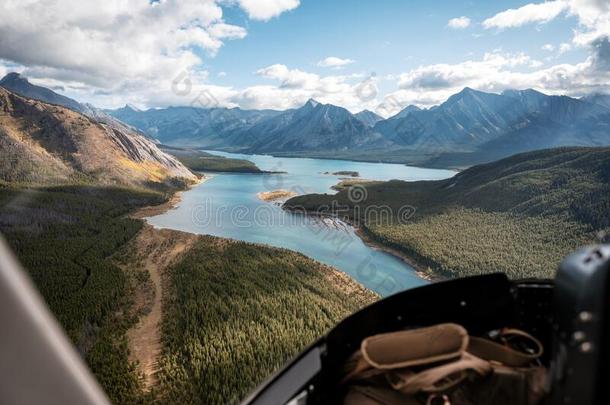 里面的关于直升机飞行的向多岩石的山和富有色彩的山口