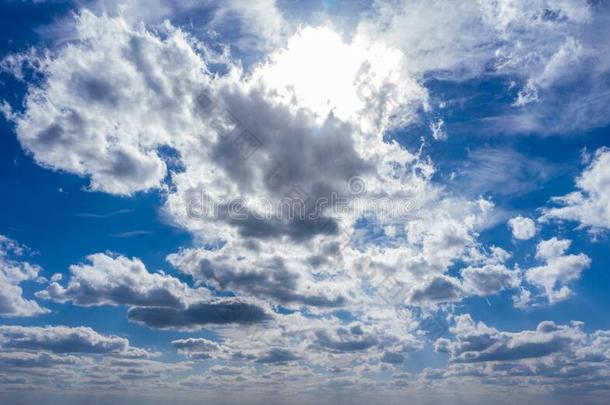 指已提到的人太阳和明亮的微量采用指已提到的人蓝色天和白色的光云