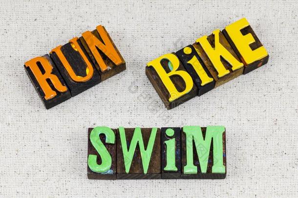 跑自行车游泳自然的健康<strong>马拉松</strong>赛跑健康