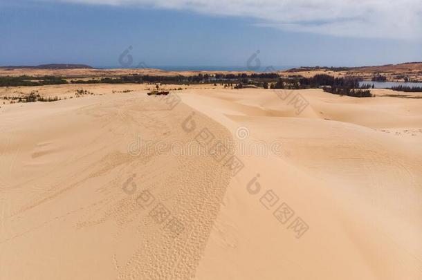 空气的看法关于棕色的弯曲的沙沙丘和num.四-轮子汽车