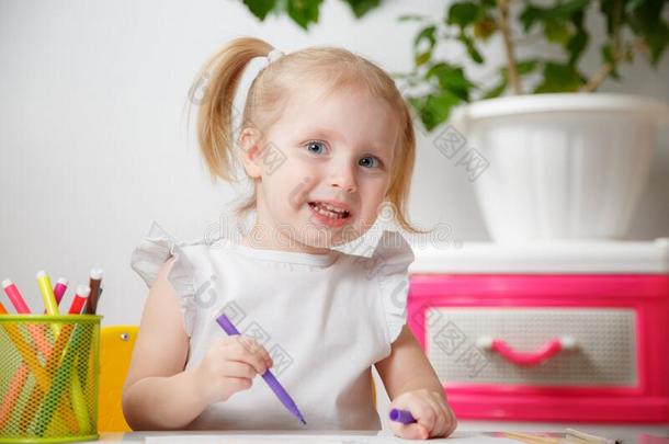 小的婴儿女孩<strong>绘画</strong>在表采用家或<strong>幼儿园</strong>prescription指示
