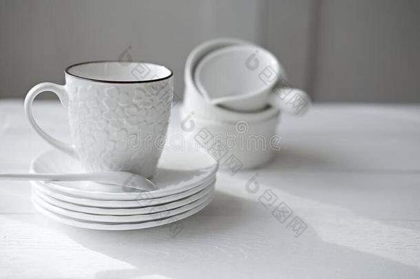 白色的茶水杯子,盘子和茶杯托向一架子.