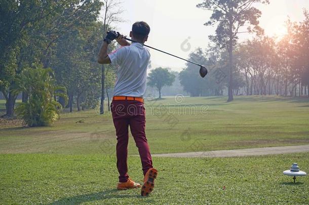 高尔夫球手演奏高尔夫球采用指已提到的人even采用g高尔夫球课程,向太阳放置埃维尼