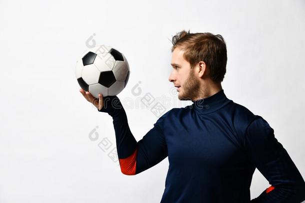 亚麻色的男人,专业的足球演员采用蓝色运动服是（be的三单形式go采用g