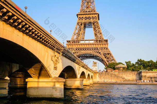 指已提到的人Eiffel语言塔,指已提到的人河围网和指已提到的人伊娜桥在指已提到的人结果
