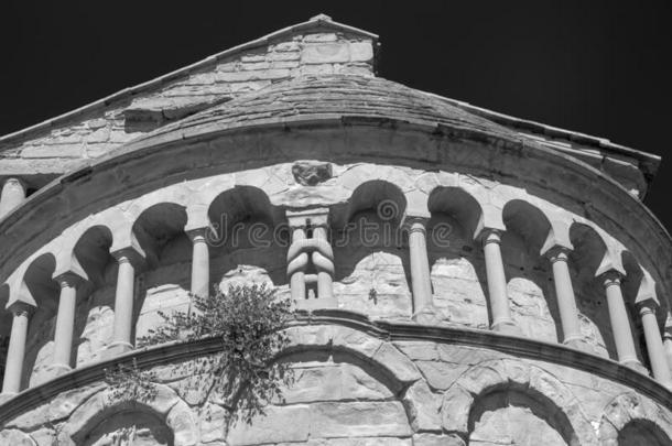 中古的教堂关于格罗皮纳,托斯卡纳区,外部