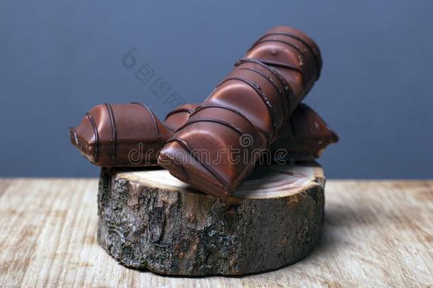 一件关于巧克力条糖果向一块关于木材关-在上面