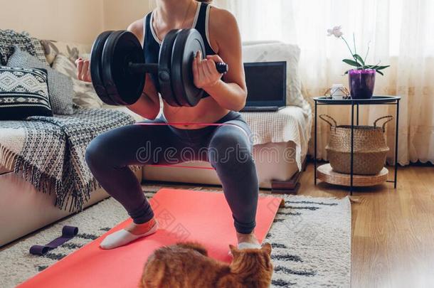 家锻炼在的时候日冕形病毒检疫期.女人训练使用
