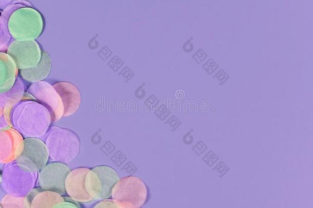 彩色粉笔有色的纸五彩纸屑在底部角落关于紫罗兰后座议员