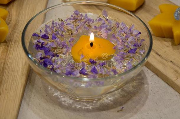 燃烧的心-合适的<strong>蜡烛</strong>不固定的采用碗和水和莫夫
