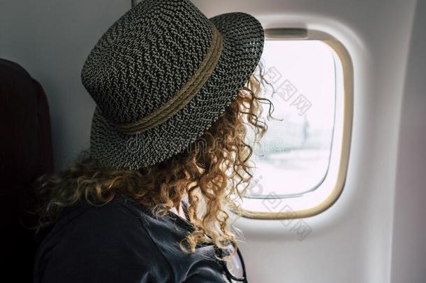 女人旅行向飞机飞行-飞为商业或假日VaticanCityState梵地冈