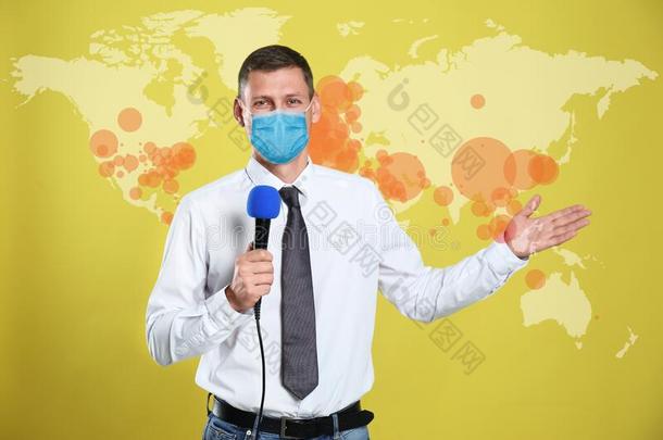 新闻工作者和医学的面具举向新闻在的时候日冕形病毒.