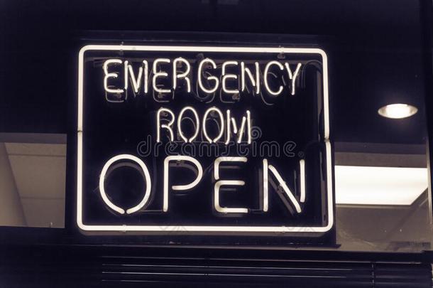 透过影像敞开的氖或带路符号关于一紧急情况房间伊利米