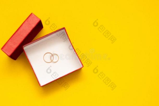 婚礼戒指采用一红色的盒.婚礼.新婚夫妇.一选择关于wickets三柱门