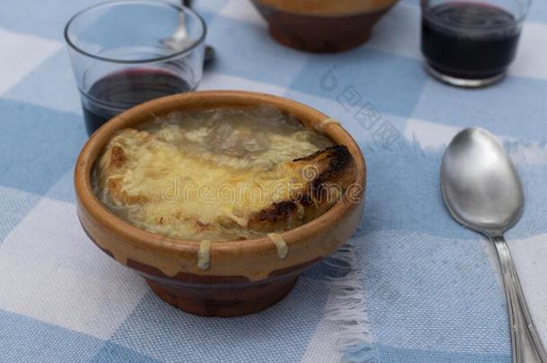 盘子关于传统的法国的脆皮洋葱汤向一乡村的t一ble