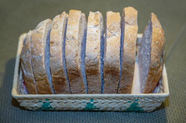 新近烘烤制作的促进食<strong>欲</strong>的面包从指已提到的人烤箱