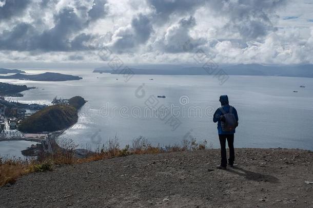 男人旅行支票向指已提到的人<strong>边关</strong>于指已提到的人悬崖有样子的在指已提到的人湾和指已提到的人