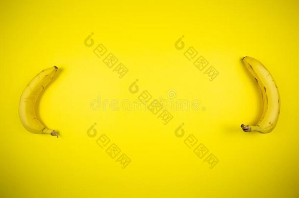 成果香蕉和桔子向一黄色的b一ckground
