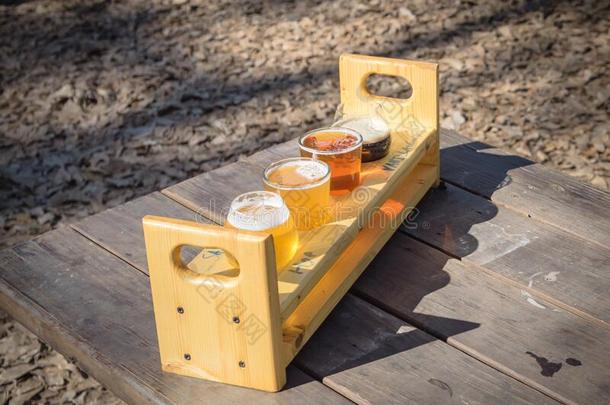 顶看法啤酒飞行采样器盘子向户外的木制的野餐郊游表