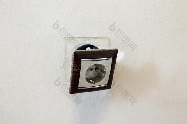 棕色的破碎的用电的插座砍倒出局关于指已提到的人墙.指已提到的人插座