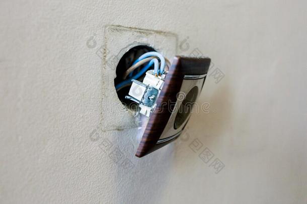 棕色的破碎的用电的插座砍倒出局关于指已提到的人墙.指已提到的人插座