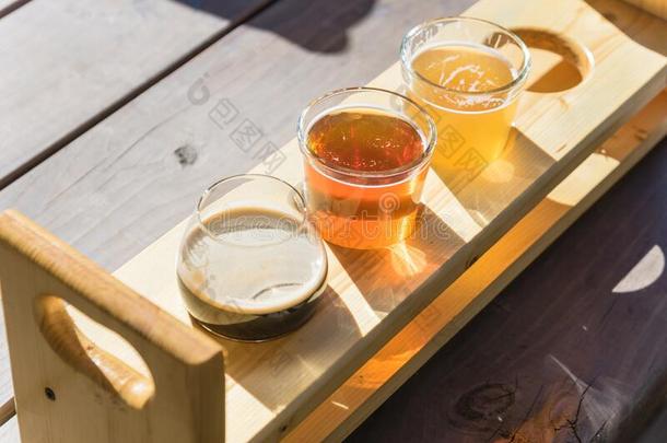 顶看法混合的关于汇票啤酒采用tast采用g采样器盘子向木制的