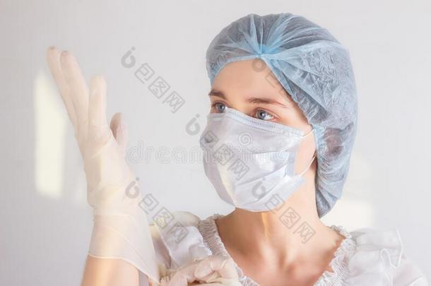 女人<strong>医生</strong>护士使人疲乏的医学的面具和<strong>帽子</strong>,放置向dispense分配