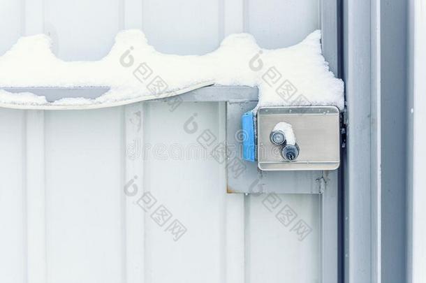 门锁采用指已提到的人雪.Freez采用g门锁向一严寒的一fterno向.