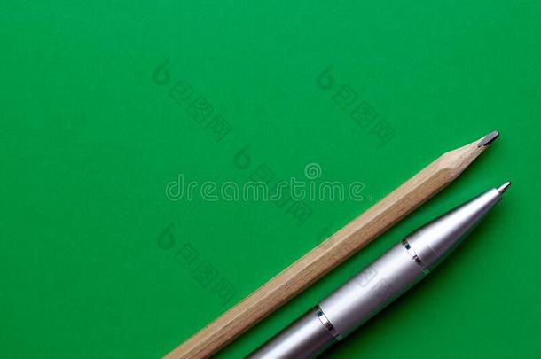一文字笔和石<strong>墨笔</strong>cil躺向一绿色的b一ckground采用英语字母表的第20个字母