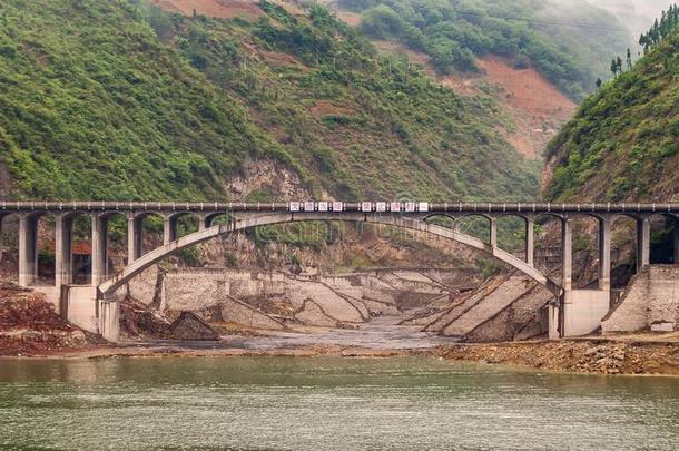 特写镜头关于具体的弓桥一起扬子江河,白帝城,