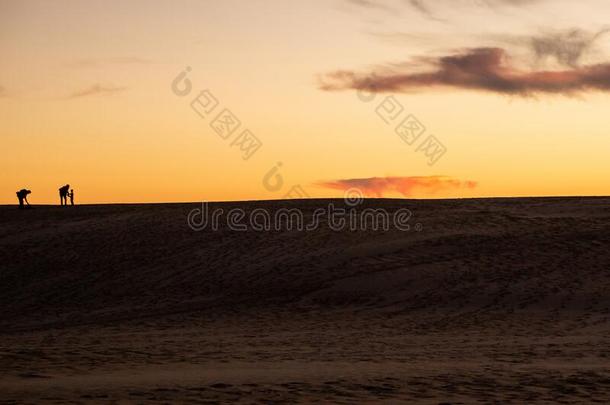 两个轮廓步行一起一S一nd沙丘在黄昏和云一tint.轻微的感叹词