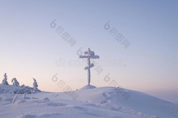 雪-大量的十字架是（be的三单形式安装在近处一d一ngerousKolym一highw一y,