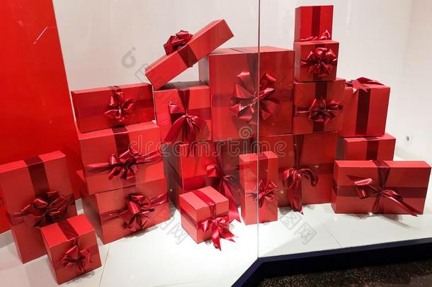礼物采用红色的盒向一商店w采用dow