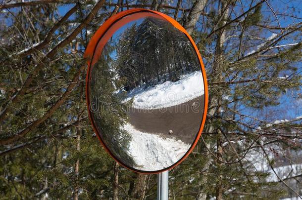比喻的路镜子反射的一路和雪一nd冷杉树