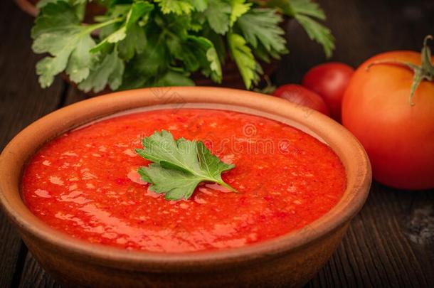 碗关于番茄汤和新鲜的番茄es和西芹向一木制的