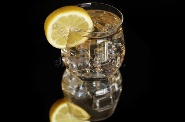 透明的玻璃和<strong>柠檬</strong>茶水,<strong>冰</strong>和<strong>柠檬</strong>sl<strong>冰</strong>反射的