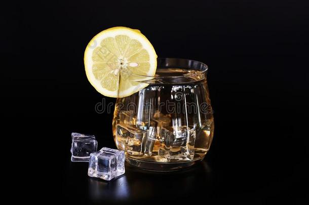 透明的玻璃和<strong>柠檬</strong>茶水,<strong>冰</strong>和<strong>柠檬</strong>sl<strong>冰</strong>隔离的英语字母表的第15个字母