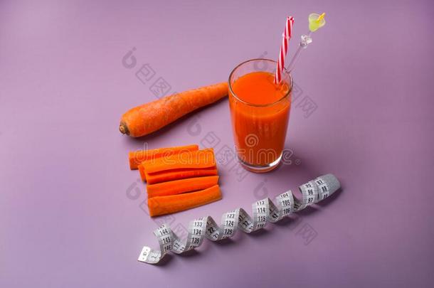 日常饮食新鲜的-squeeze的过去式与过去分词胡萝卜<strong>果汁</strong>.
