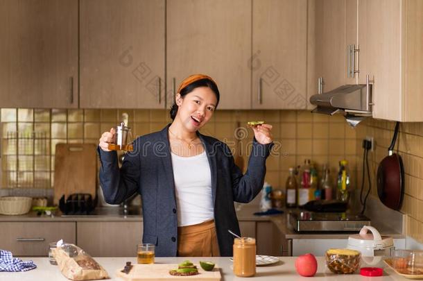 欢乐的女人开玩笑的言行大约后的开销也非常时间室内的