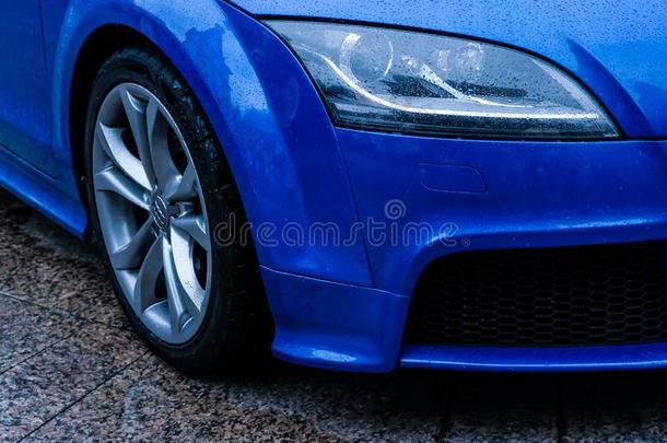 德国,法兰克福香肠-10.九月2019:蓝色奥迪TTR英文字母表的第19个字母双座四轮轿式马车,英文字母表的第19个字母